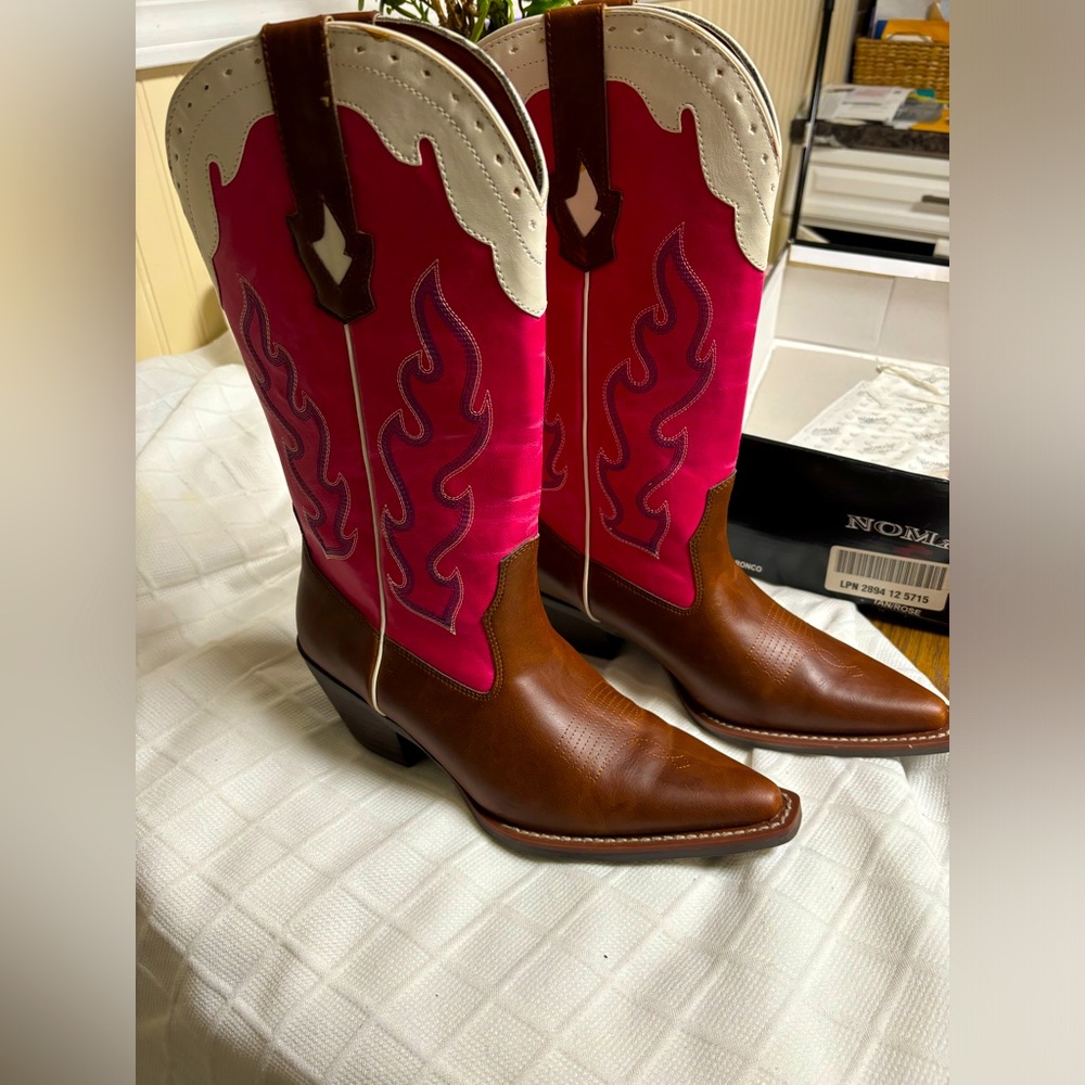 Women’s NEW cowboy boots! Pink and Tan..Very cool look!